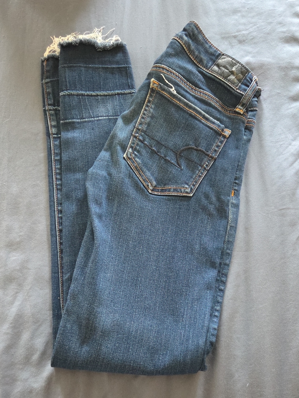American Eagle Outfitters Dark Blue Skinny Jeans with Frayed Hem Size 00